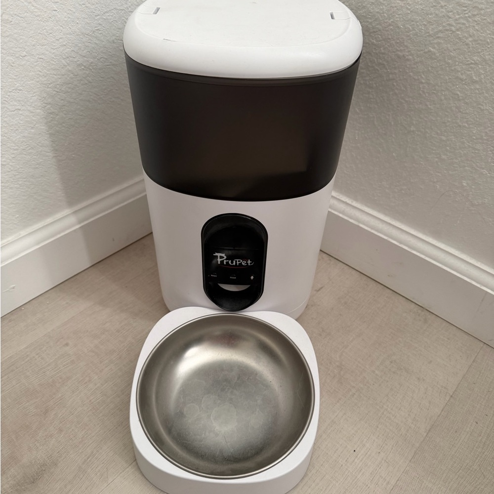 White and Black Automatic Pet Feeder